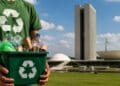 Desconto nas contas de luz e água: projeto aprovado na Câmara prevê benefício para quem reciclar resíduos