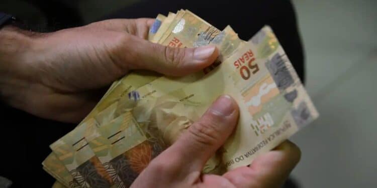 Até R$ 1.621 no abono salarial PIS/Pasep: último lote será pago em 17 de agosto