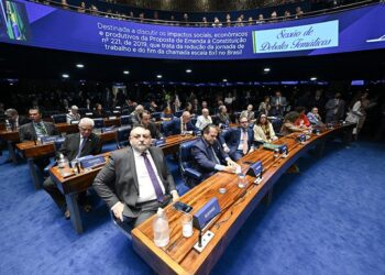 44 para 40 horas semanais: Senado retoma debate em agosto para extinguir escala de trabalho 6x1