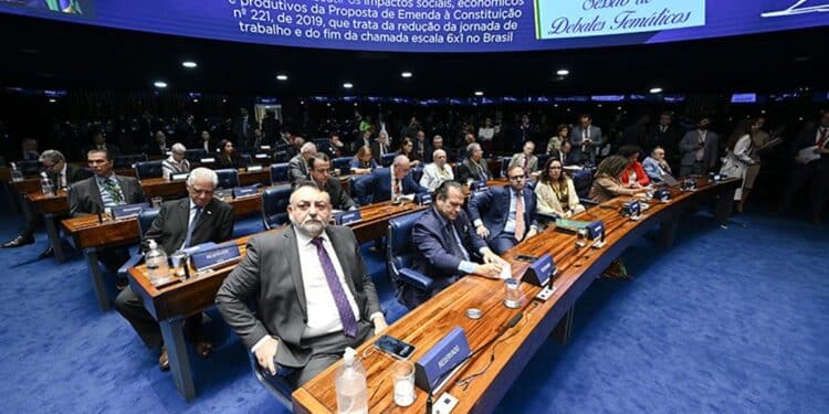 44 para 40 horas semanais: Senado retoma debate em agosto para extinguir escala de trabalho 6x1