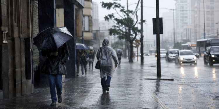 100 mm de chuva por dia e ventos de até 100 km/h no RS: alerta laranja do Inmet prevê granizo e danos