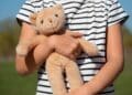 Até 10 anos de prisão: nova lei torna abuso sexual infantil crime hediondo e obriga suporte imediato