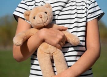 Até 10 anos de prisão: nova lei torna abuso sexual infantil crime hediondo e obriga suporte imediato
