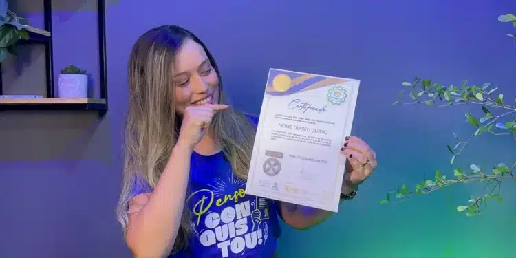 Certificado de extensão universitária do Pensar Cursos segurado por aluna